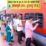 भीषण गर्मी में यात्रियों को राहत: बुरहानपुर स्टेशन पर ठंडे पेयजल का वितरण
