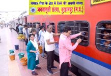 भीषण गर्मी में यात्रियों को राहत: बुरहानपुर स्टेशन पर ठंडे पेयजल का वितरण