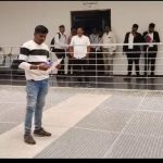 पत्रकारावर हल्ल्याच्या निषेधार्थ जिल्हाधिकारी कार्यालयात जाळीत उडी ; राम पाचकाळे यांचे अनोखे आंदोलन