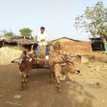 ग्रामीण बैलगाड़ी मोटरसाइकिल से पानी लाने पर मजबूर