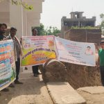 बुऱ्हानपूर में मोदी सरकार के खिलाफ मेलोडी चॉकलेट देकर अनूठा प्रदर्शन