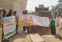 बुऱ्हानपूर में मोदी सरकार के खिलाफ मेलोडी चॉकलेट देकर अनूठा प्रदर्शन