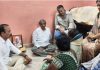 बनावट दारूकांडातील मृतांच्या कुटुंबीयांची रोहित पवारांकडून भेट; चौकशीची मागणी