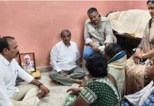 बनावट दारूकांडातील मृतांच्या कुटुंबीयांची रोहित पवारांकडून भेट; चौकशीची मागणी