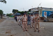 आगामी त्योहारों को लेकर पुलिस अलर्ट, शिकारपुरा क्षेत्र में फ्लैग मार्च