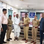 भुसावळ रेल्वे स्थानक परिसरात हरवलेले सोन्याचे दागिने पोलिसांनी शोधून केले परत