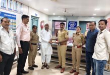 भुसावळ रेल्वे स्थानक परिसरात हरवलेले सोन्याचे दागिने पोलिसांनी शोधून केले परत