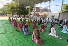 योग दिवस पर सरस्वती शिशु मंदिर में योग साधना का आयोजन, पत्रकार गोपाल देवकर बने मुख्य अतिथि