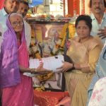 गरजु महिलांना मोफत ब्लैंकेट चे वाटप