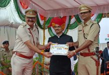स्वतंत्रता दिवस पर जिला कलेक्टर एवं एसपी ने शाहपुर थाना प्रभारी मिश्रा को किया सम्मानित