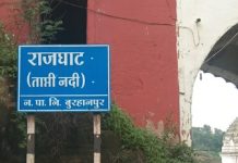 “श्रावण मास में ताप्ती घाटों पर कावड़ लेकर पहुंच रहे श्रद्धालु