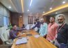 महिला पत्रकारों पर हमले के विरोध में डीएम को सौंपा ज्ञापन।