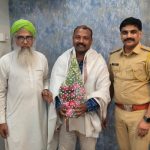 फसवणुकीतील एक लाख रुपये परत मिळवून दिल्याबद्दल पोलिस कर्मचाऱ्याचा सत्कार