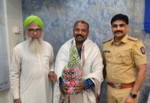 फसवणुकीतील एक लाख रुपये परत मिळवून दिल्याबद्दल पोलिस कर्मचाऱ्याचा सत्कार