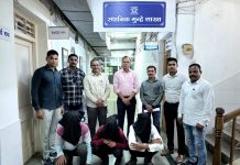 रिक्षेत बसवून महिलेच्या गळ्यातील सोन्याची पोत लांबविली; तिघे ताब्यात